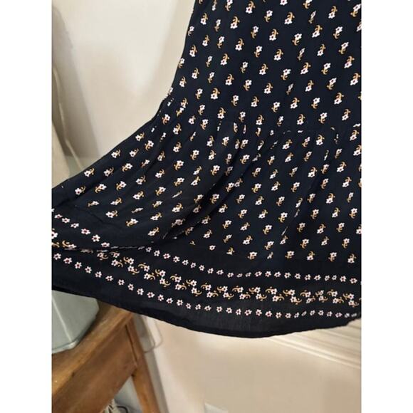 Elegant Black and White Patterned Dress - Picture 6 of 10